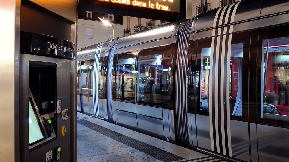 Tramway de nuit rue Nationale